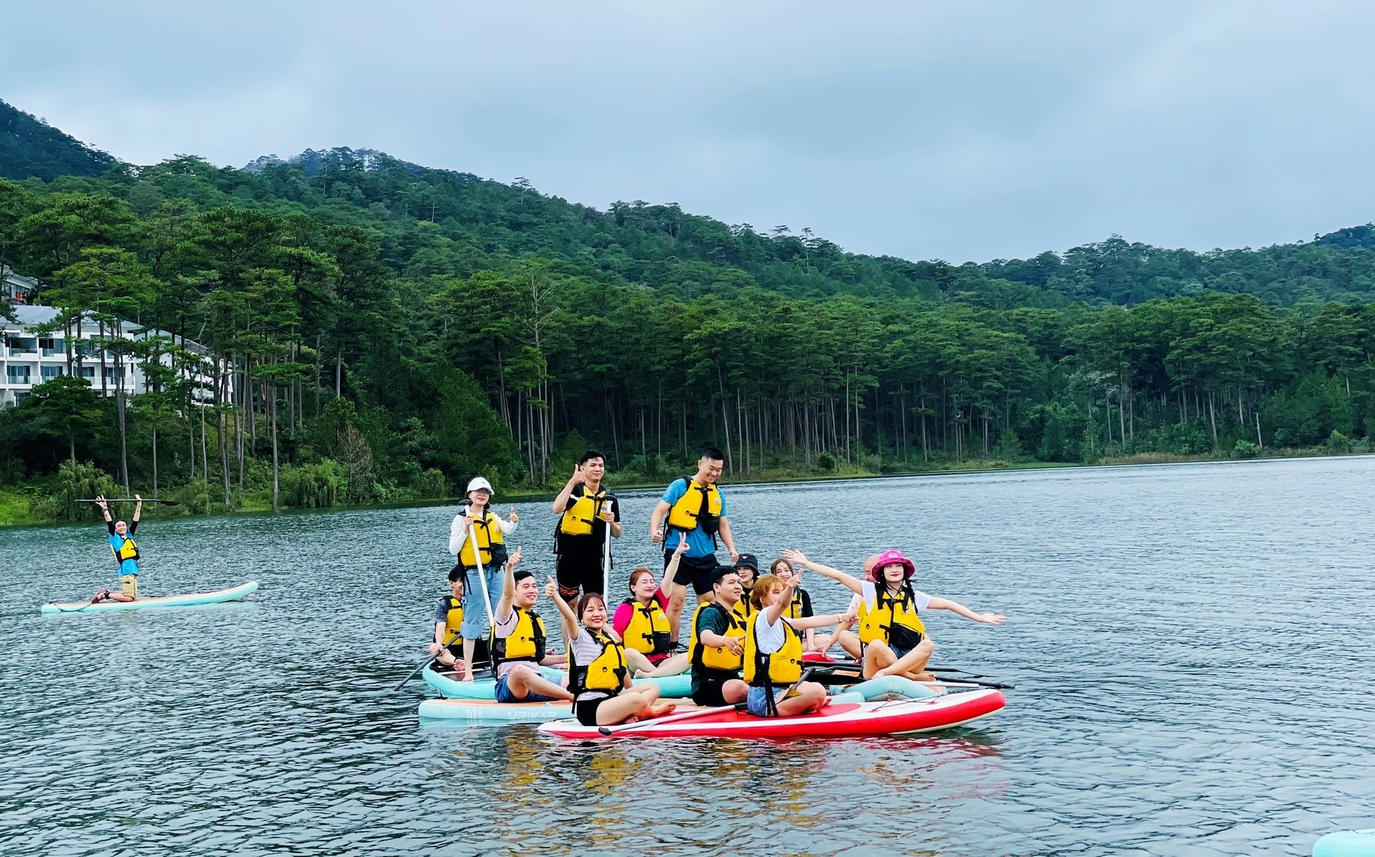 Tour chèo SUP Hồ Tuyền Lâm- Đà Lạt Discovery